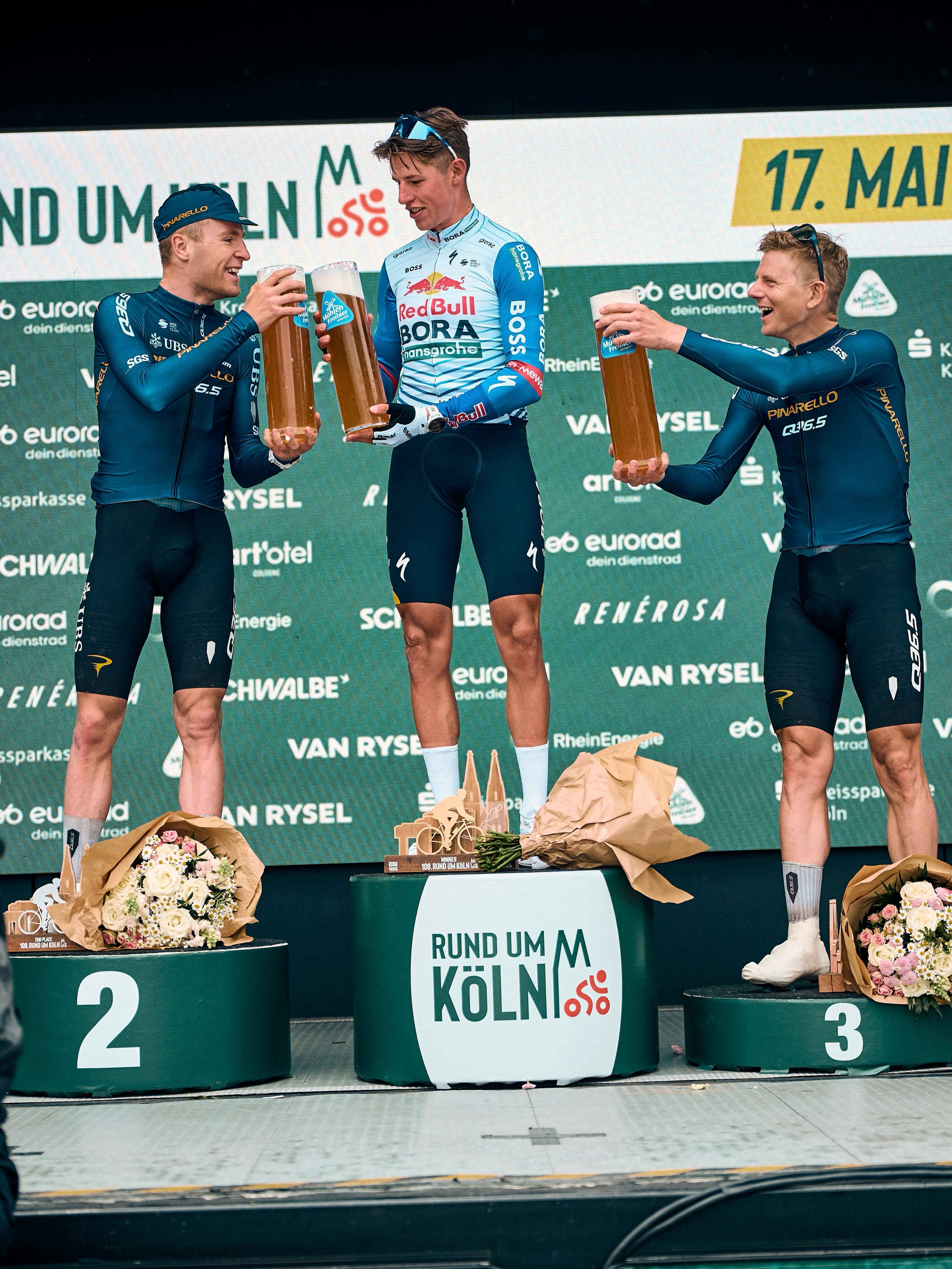 Was war das für eine fantastische Ausgabe von Rund um Köln 2026! 🥰

Das ikonische Radrennen hatte mit über 8.500 Teilnehmerinnen und Teilnehmer so viele wie noch nie. Am Ende gab es wieder mal viele glückliche Gesichter mit unseren Finisher-Drinks Mühlen Kölsch, Freibier und Naturradler 0,0 in der Hand und eine Atmosphäre, die man einfach erlebt haben muss. 🥳

Der Mühlen Freibier Cycling Club ist am langen Pfingstwochenende auch wieder unterwegs.  Freitagabend und Samstagmorgen mit Start und Ziel an der Schmitzebud. Alle Infos und Anmeldung unter STRAVA oder unserer WhatsApp Gruppe. 

#rundumkoeln #mühlenfreibiercyclingclub #mühlenkölsch #mühlenfreibier #mühlennaturradler