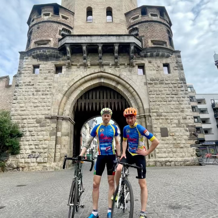 ScuSo ab 10Uhr an der #Torburg, buntes Trikot, RIM Brakes, kurze Socken, am Anstieg nach Muchensiefen eskalieren… Heute hatten wir wie damals Hummeln im Bauch.
Wir verklären nicht die Vergangenheit, wir erinnern uns nur und freuen uns auf alles neue und unbekannte das kommen wird.
Und ganz vielleicht inspiriert es unsere Trikotdesigner 😉